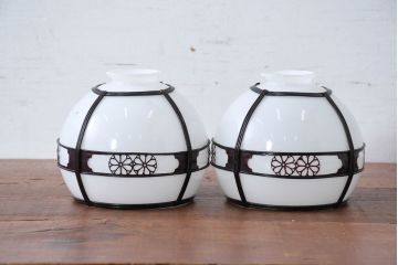 和製アンティーク　セルロイド装飾　花模様の透かし細工が印象的な和風天井照明2個セット(吊り下げ照明カバー、ペンダントライト、シェード)(R-083890)