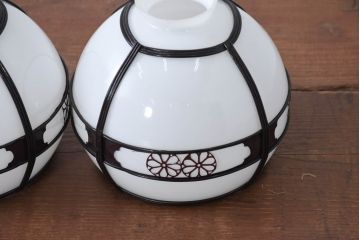 和製アンティーク　セルロイド装飾　花模様の透かし細工が印象的な和風天井照明2個セット(吊り下げ照明カバー、ペンダントライト、シェード)(R-083890)