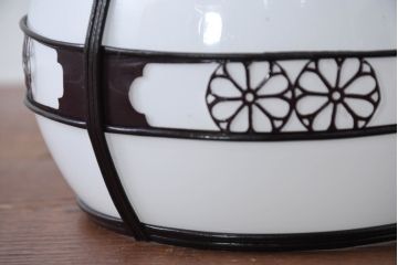 和製アンティーク　セルロイド装飾　花模様の透かし細工が印象的な和風天井照明2個セット(吊り下げ照明カバー、ペンダントライト、シェード)(R-083890)