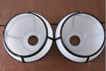 和製アンティーク　セルロイド装飾　花模様の透かし細工が印象的な和風天井照明2個セット(吊り下げ照明カバー、ペンダントライト、シェード)(R-083890)