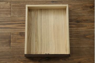 中古　美品!!　高級工芸家具　静岡指物　県知事賞受賞品　前面桑(クワ)材　天板・側面キハダ材　縦型収納箪笥(収納棚、戸棚、サイドチェスト、引き出し、整理箪笥、和タンス、たんす)(R-083920)