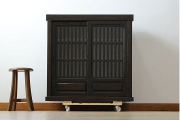 中古　美品　重厚感ある佇まいが魅力的な水屋箪笥サイドボード(食器棚、戸棚、収納棚、キャビネット)(R-083921)
