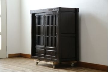 中古　美品　重厚感ある佇まいが魅力的な水屋箪笥サイドボード(食器棚、戸棚、収納棚、キャビネット)(R-083921)