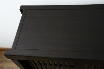 中古　美品　重厚感ある佇まいが魅力的な水屋箪笥サイドボード(食器棚、戸棚、収納棚、キャビネット)(R-083921)