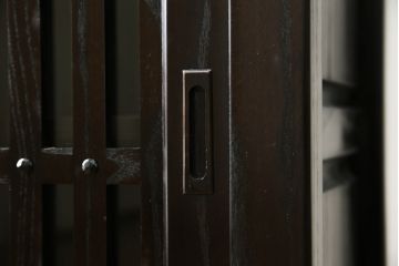 中古　美品　重厚感ある佇まいが魅力的な水屋箪笥サイドボード(食器棚、戸棚、収納棚、キャビネット)(R-083921)
