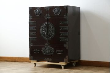 和製ビンテージ　豪華な彫金装飾と艶やかな木肌が魅力の仙台箪笥(整理タンス、収納たんす、引き出し、サイドチェスト、ヴィンテージ)(R-083923)