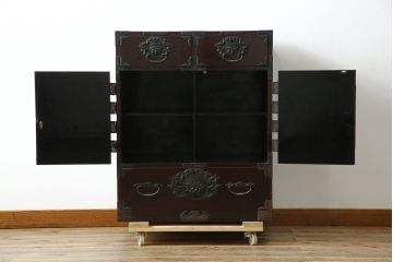 和製ビンテージ　豪華な彫金装飾と艶やかな木肌が魅力の仙台箪笥(整理タンス、収納たんす、引き出し、サイドチェスト、ヴィンテージ)(R-083923)