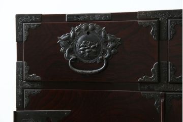 和製ビンテージ　豪華な彫金装飾と艶やかな木肌が魅力の仙台箪笥(整理タンス、収納たんす、引き出し、サイドチェスト、ヴィンテージ)(R-083923)