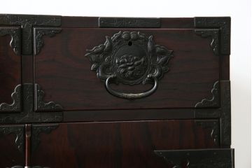 和製ビンテージ　豪華な彫金装飾と艶やかな木肌が魅力の仙台箪笥(整理タンス、収納たんす、引き出し、サイドチェスト、ヴィンテージ)(R-083923)