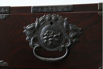 和製ビンテージ　豪華な彫金装飾と艶やかな木肌が魅力の仙台箪笥(整理タンス、収納たんす、引き出し、サイドチェスト、ヴィンテージ)(R-083923)