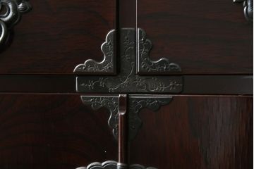 和製ビンテージ　豪華な彫金装飾と艶やかな木肌が魅力の仙台箪笥(整理タンス、収納たんす、引き出し、サイドチェスト、ヴィンテージ)(R-083923)