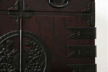 和製ビンテージ　豪華な彫金装飾と艶やかな木肌が魅力の仙台箪笥(整理タンス、収納たんす、引き出し、サイドチェスト、ヴィンテージ)(R-083923)