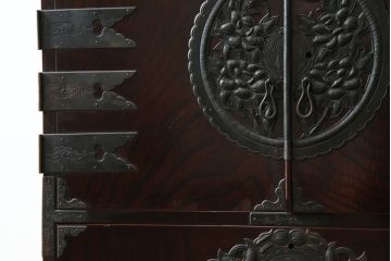和製ビンテージ　豪華な彫金装飾と艶やかな木肌が魅力の仙台箪笥(整理タンス、収納たんす、引き出し、サイドチェスト、ヴィンテージ)(R-083923)