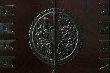 和製ビンテージ　豪華な彫金装飾と艶やかな木肌が魅力の仙台箪笥(整理タンス、収納たんす、引き出し、サイドチェスト、ヴィンテージ)(R-083923)