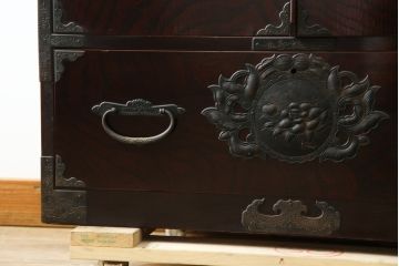 和製ビンテージ　豪華な彫金装飾と艶やかな木肌が魅力の仙台箪笥(整理タンス、収納たんす、引き出し、サイドチェスト、ヴィンテージ)(R-083923)