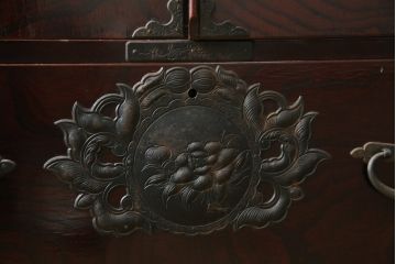 和製ビンテージ　豪華な彫金装飾と艶やかな木肌が魅力の仙台箪笥(整理タンス、収納たんす、引き出し、サイドチェスト、ヴィンテージ)(R-083923)