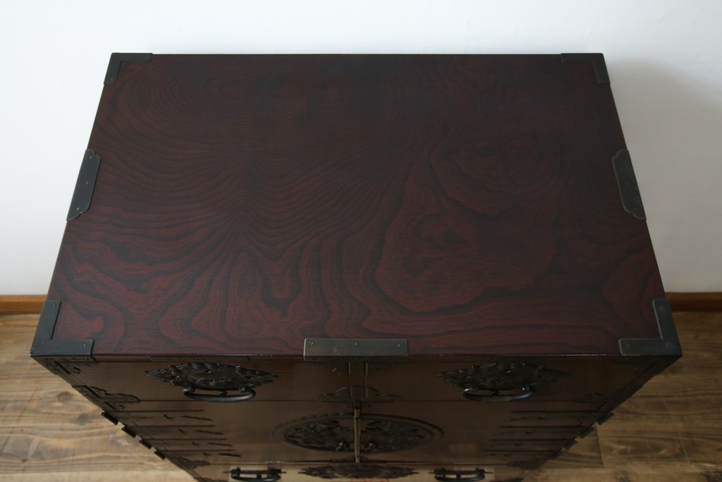 和製ビンテージ　豪華な彫金装飾と艶やかな木肌が魅力の仙台箪笥(整理タンス、収納たんす、引き出し、サイドチェスト、ヴィンテージ)(R-083923)