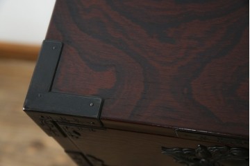和製ビンテージ　豪華な彫金装飾と艶やかな木肌が魅力の仙台箪笥(整理タンス、収納たんす、引き出し、サイドチェスト、ヴィンテージ)(R-083923)
