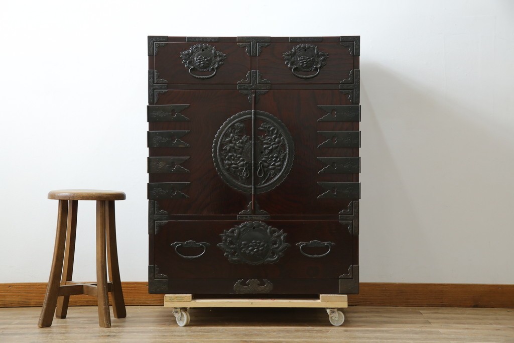 和製ビンテージ　豪華な彫金装飾と艶やかな木肌が魅力の仙台箪笥(整理タンス、収納たんす、引き出し、サイドチェスト、ヴィンテージ)(R-083923)