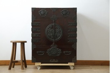 和製ビンテージ　豪華な彫金装飾と艶やかな木肌が魅力の仙台箪笥(整理タンス、収納たんす、引き出し、サイドチェスト、ヴィンテージ)(R-083923)