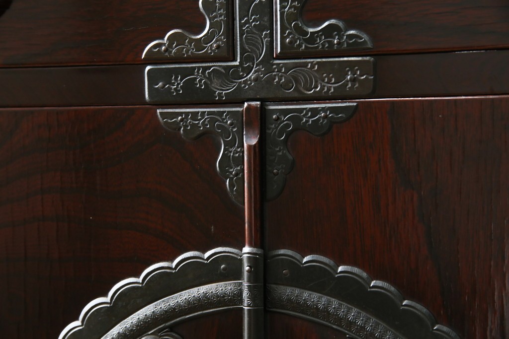 和製ビンテージ　豪華な彫金装飾と艶やかな木肌が魅力の仙台箪笥(整理タンス、収納たんす、引き出し、サイドチェスト、ヴィンテージ)(R-083923)