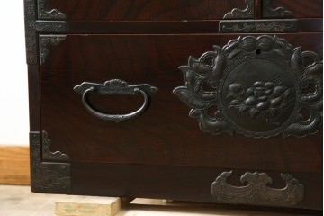 和製ビンテージ　豪華な彫金装飾と艶やかな木肌が魅力の仙台箪笥(整理タンス、収納たんす、引き出し、サイドチェスト、ヴィンテージ)(R-083923)