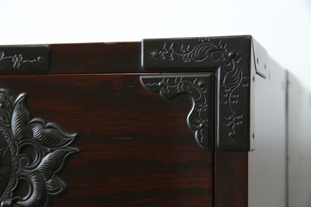 和製ビンテージ　豪華な彫金装飾と艶やかな木肌が魅力の仙台箪笥(整理タンス、収納たんす、引き出し、サイドチェスト、ヴィンテージ)(R-083923)