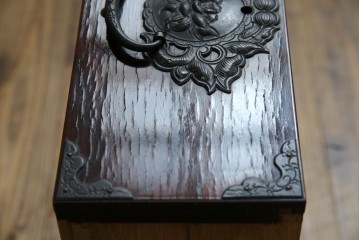 和製ビンテージ　豪華な彫金装飾と艶やかな木肌が魅力の仙台箪笥(整理タンス、収納たんす、引き出し、サイドチェスト、ヴィンテージ)(R-083923)