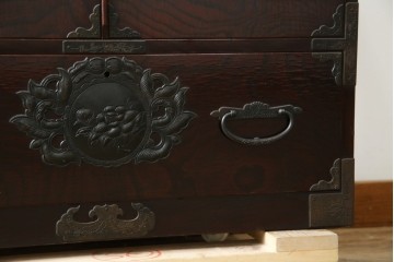 和製ビンテージ　豪華な彫金装飾と艶やかな木肌が魅力の仙台箪笥(整理タンス、収納たんす、引き出し、サイドチェスト、ヴィンテージ)(R-083923)
