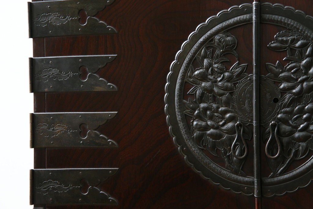 和製ビンテージ　豪華な彫金装飾と艶やかな木肌が魅力の仙台箪笥(整理タンス、収納たんす、引き出し、サイドチェスト、ヴィンテージ)(R-083923)