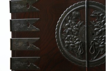 和製ビンテージ　豪華な彫金装飾と艶やかな木肌が魅力の仙台箪笥(整理タンス、収納たんす、引き出し、サイドチェスト、ヴィンテージ)(R-083923)