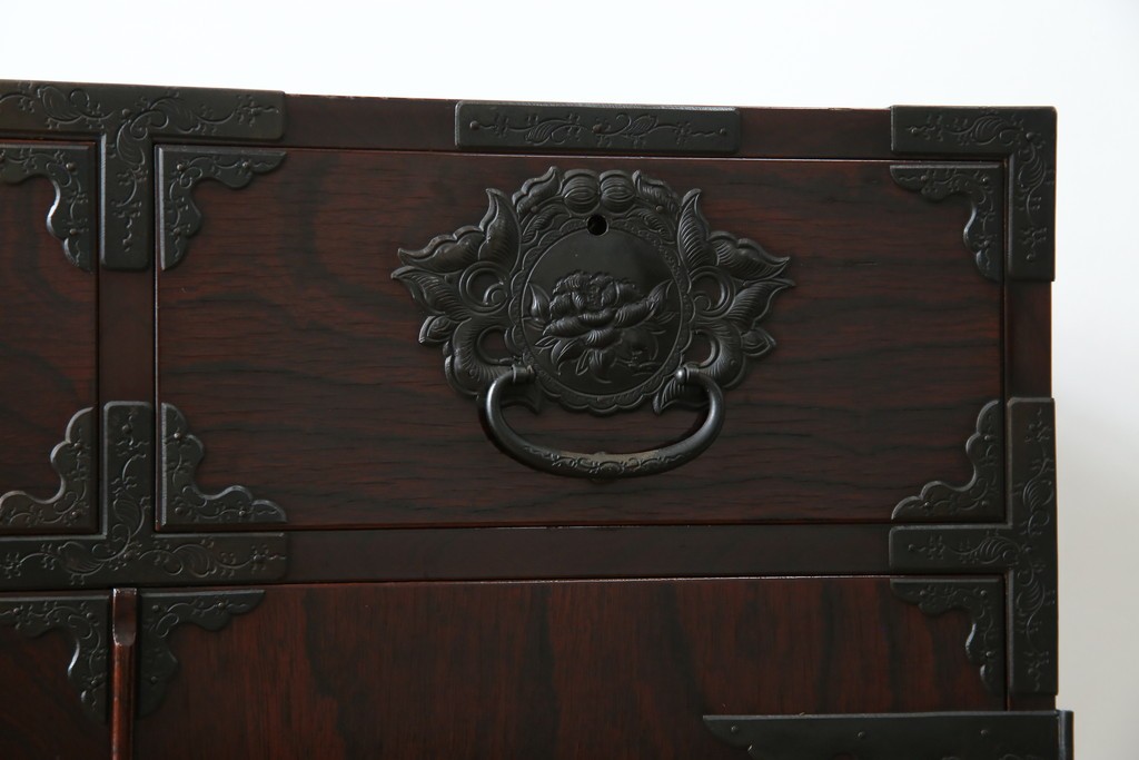 和製ビンテージ　豪華な彫金装飾と艶やかな木肌が魅力の仙台箪笥(整理タンス、収納たんす、引き出し、サイドチェスト、ヴィンテージ)(R-083923)