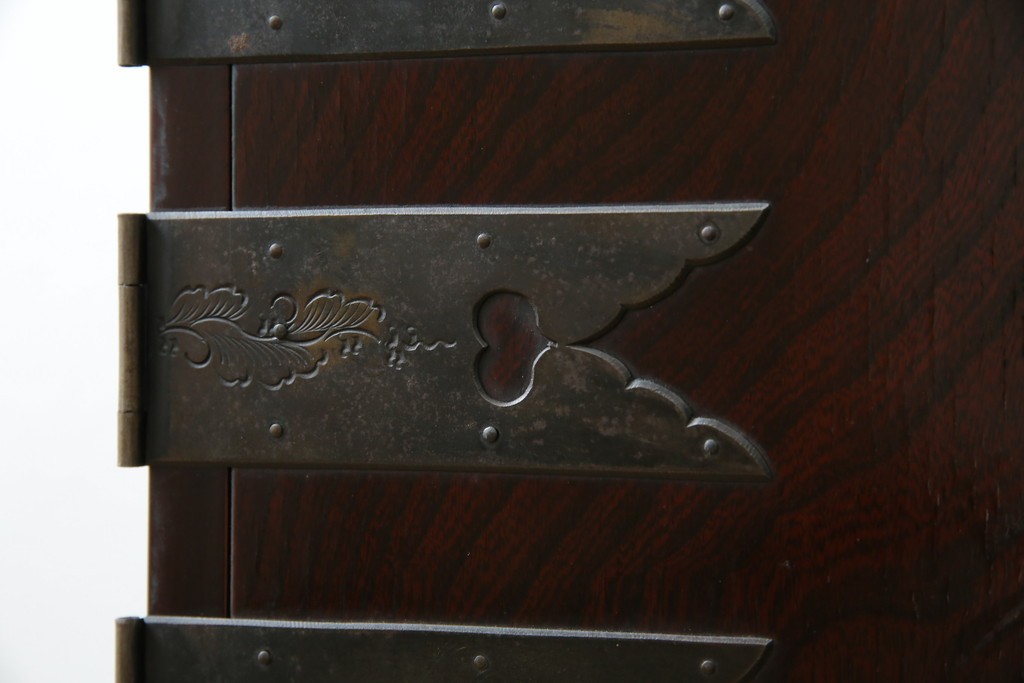 和製ビンテージ　豪華な彫金装飾と艶やかな木肌が魅力の仙台箪笥(整理タンス、収納たんす、引き出し、サイドチェスト、ヴィンテージ)(R-083923)