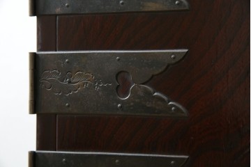 和製ビンテージ　豪華な彫金装飾と艶やかな木肌が魅力の仙台箪笥(整理タンス、収納たんす、引き出し、サイドチェスト、ヴィンテージ)(R-083923)