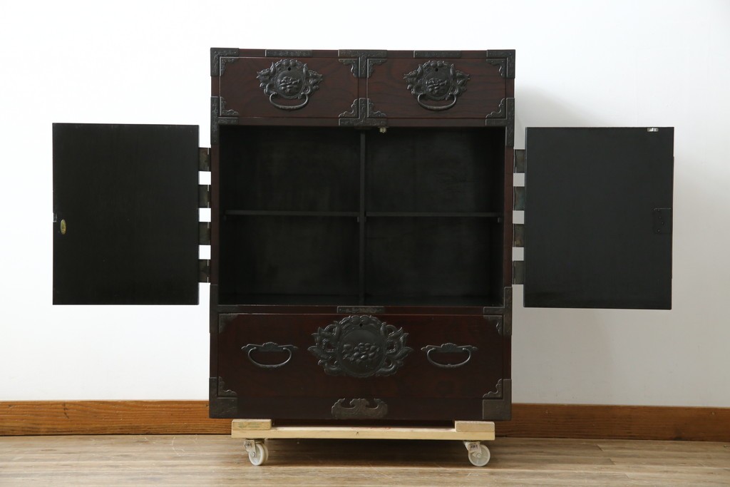 和製ビンテージ　豪華な彫金装飾と艶やかな木肌が魅力の仙台箪笥(整理タンス、収納たんす、引き出し、サイドチェスト、ヴィンテージ)(R-083923)