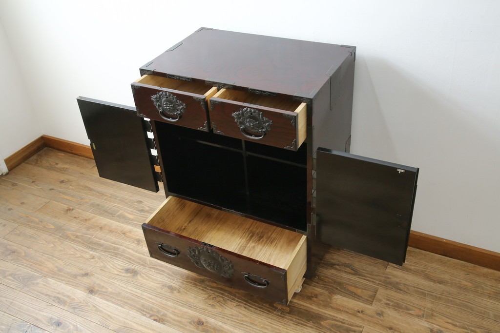 和製ビンテージ　豪華な彫金装飾と艶やかな木肌が魅力の仙台箪笥(整理タンス、収納たんす、引き出し、サイドチェスト、ヴィンテージ)(R-083923)