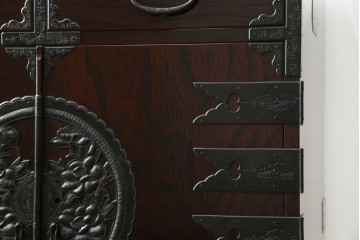 和製ビンテージ　豪華な彫金装飾と艶やかな木肌が魅力の仙台箪笥(整理タンス、収納たんす、引き出し、サイドチェスト、ヴィンテージ)(R-083923)