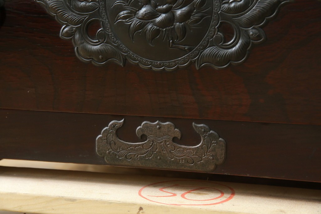 和製ビンテージ　豪華な彫金装飾と艶やかな木肌が魅力の仙台箪笥(整理タンス、収納たんす、引き出し、サイドチェスト、ヴィンテージ)(R-083923)