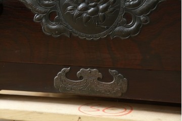 和製ビンテージ　豪華な彫金装飾と艶やかな木肌が魅力の仙台箪笥(整理タンス、収納たんす、引き出し、サイドチェスト、ヴィンテージ)(R-083923)