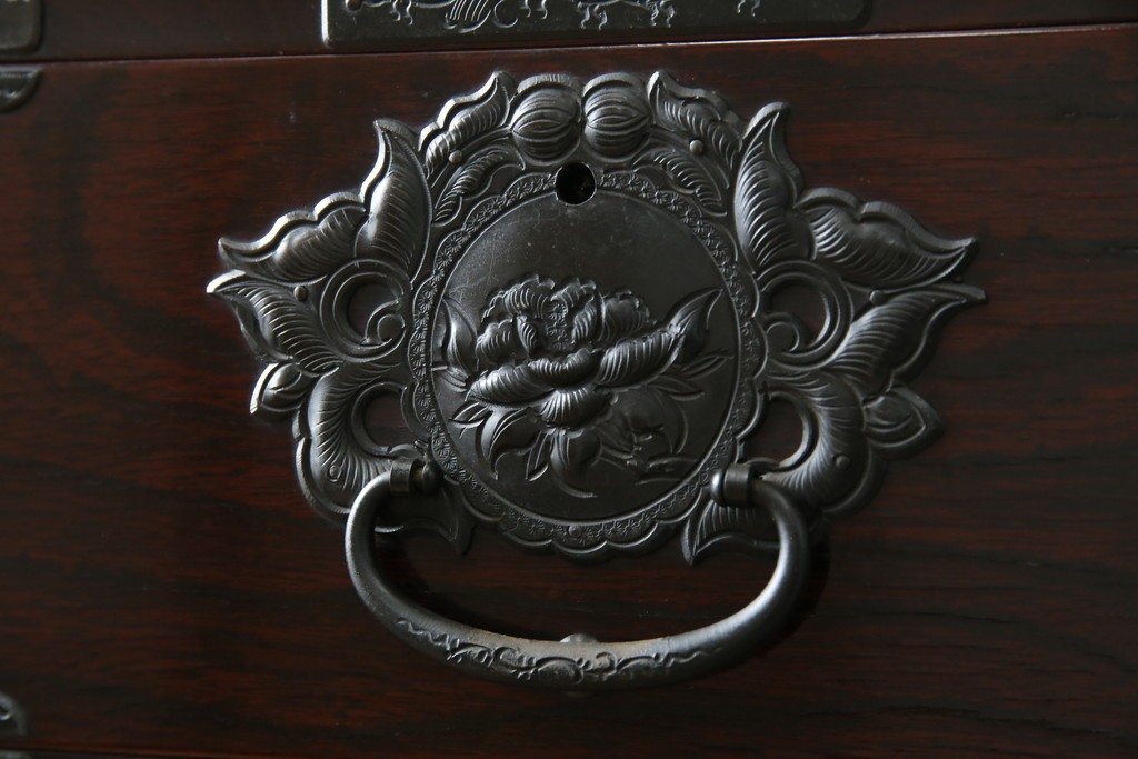 和製ビンテージ　豪華な彫金装飾と艶やかな木肌が魅力の仙台箪笥(整理タンス、収納たんす、引き出し、サイドチェスト、ヴィンテージ)(R-083923)