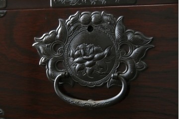 和製ビンテージ　豪華な彫金装飾と艶やかな木肌が魅力の仙台箪笥(整理タンス、収納たんす、引き出し、サイドチェスト、ヴィンテージ)(R-083923)