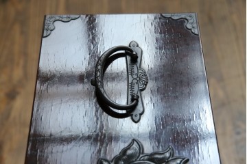 和製ビンテージ　豪華な彫金装飾と艶やかな木肌が魅力の仙台箪笥(整理タンス、収納たんす、引き出し、サイドチェスト、ヴィンテージ)(R-083923)