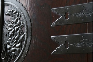 和製ビンテージ　豪華な彫金装飾と艶やかな木肌が魅力の仙台箪笥(整理タンス、収納たんす、引き出し、サイドチェスト、ヴィンテージ)(R-083923)