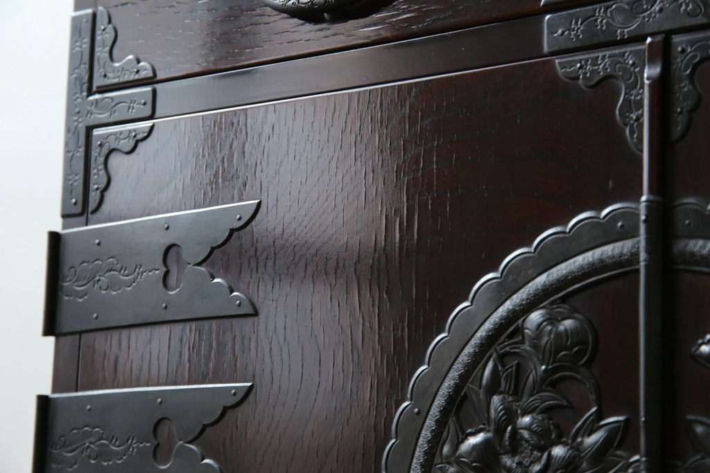 和製ビンテージ　豪華な彫金装飾と艶やかな木肌が魅力の仙台箪笥(整理タンス、収納たんす、引き出し、サイドチェスト、ヴィンテージ)(R-083923)