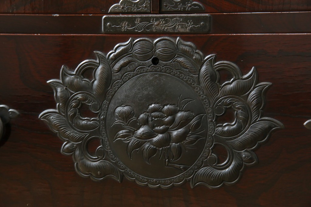 和製ビンテージ　豪華な彫金装飾と艶やかな木肌が魅力の仙台箪笥(整理タンス、収納たんす、引き出し、サイドチェスト、ヴィンテージ)(R-083923)