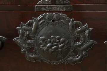 和製ビンテージ　豪華な彫金装飾と艶やかな木肌が魅力の仙台箪笥(整理タンス、収納たんす、引き出し、サイドチェスト、ヴィンテージ)(R-083923)