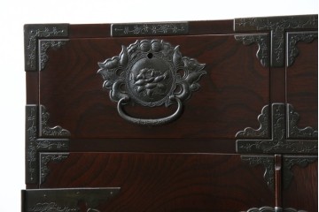 和製ビンテージ　豪華な彫金装飾と艶やかな木肌が魅力の仙台箪笥(整理タンス、収納たんす、引き出し、サイドチェスト、ヴィンテージ)(R-083923)