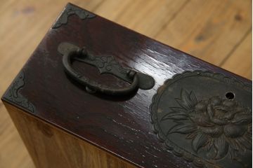 和製ビンテージ　木地呂塗り　漆塗り　凝った金具が上質な和の雰囲気を引き立てる仙台小箪笥(仙台箪笥、整理箪笥、収納たんす、引き出し、サイドチェスト、ヴィンテージ)(R-083924)