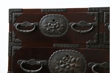 和製ビンテージ　木地呂塗り　漆塗り　凝った金具が上質な和の雰囲気を引き立てる仙台小箪笥(仙台箪笥、整理箪笥、収納たんす、引き出し、サイドチェスト、ヴィンテージ)(R-083924)