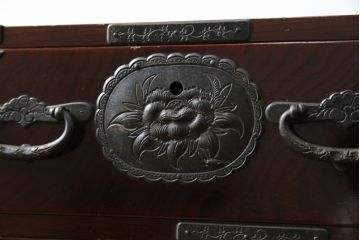 和製ビンテージ　木地呂塗り　漆塗り　凝った金具が上質な和の雰囲気を引き立てる仙台小箪笥(仙台箪笥、整理箪笥、収納たんす、引き出し、サイドチェスト、ヴィンテージ)(R-083924)